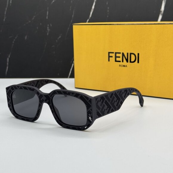 NEW FE40113I 02A FENDI SUNGLASSES MATTE BLACK UNISEX EYEWEAR FENDI - Picture 3 of 15